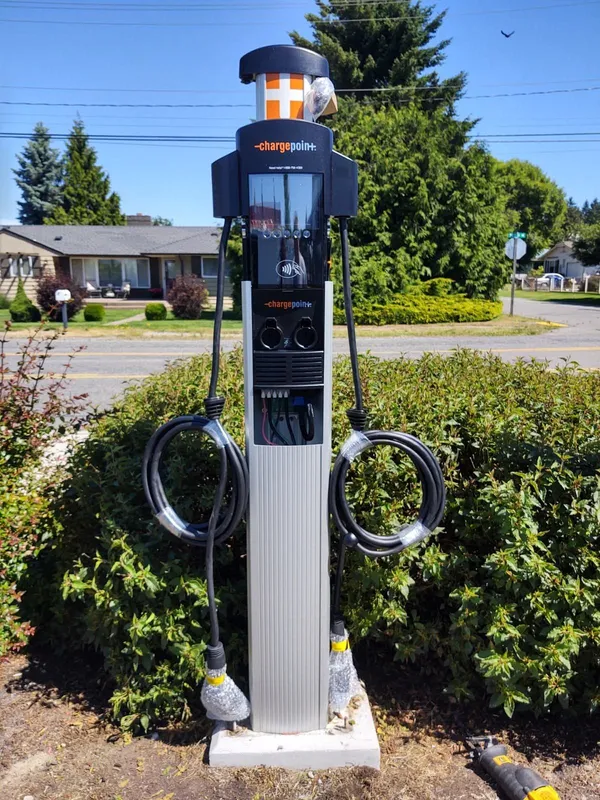 Electric vehicle charging station contractor